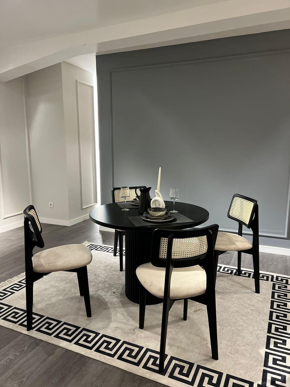 Set mas i scaune (5 buci), Hanah Home, Bell, Alb/Negru Dulapuri Bucătărie